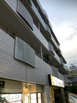 【外観】 | PRATIQUE SAGINOMIYA | 鉄筋コンクリート造のがっちりとした建物。