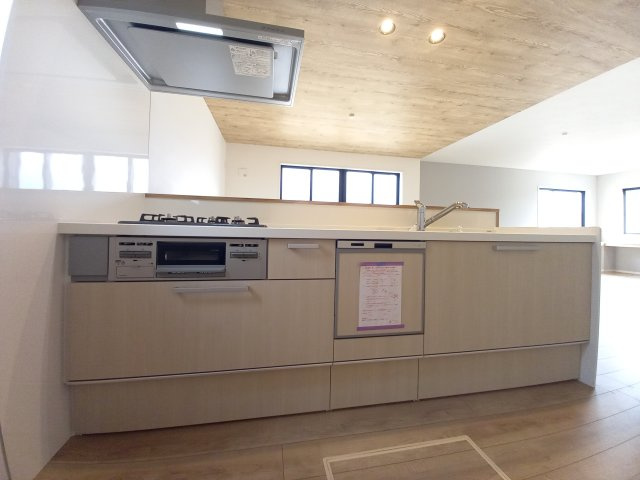 水戸市柳町1期のキッチン|キッチンの写真です。三口コンロでお料理もスムーズ！時短家事に繋がり～家事もラク～！！