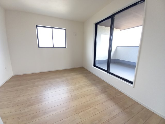 水戸市柳町1期の洋室|洋室です。バルコニーに面したお部屋は照明を点ける時間が少なくて済むので省エネに繋がります。