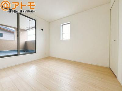 【寝室】 | 焼津市南小川第1　新築戸建　4号棟 | バルコニーに面したお部屋なので、布団などの大きなものも楽々干せます♪
