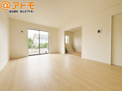 【居間・リビング】 | 焼津市南小川第1　新築戸建　4号棟 | 日当たりのよいリビングは、一年を通してぽかぽかとしています。家族が自然と集まる空間になりそうですね♪