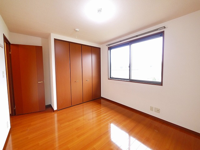 フェリシティーＡ・Ｃの寝室|落ち着いた色調の洋室です