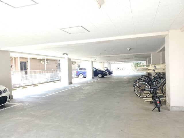 ロシェ宝塚の駐車場