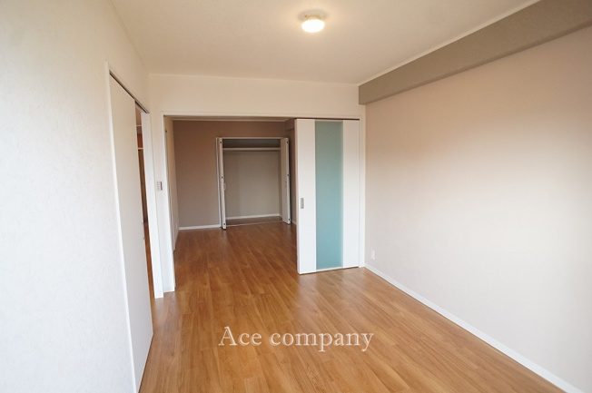 【内装】 | シャトー第2八戸ノ里 | 【東側：洋室6帖】2ドア1ルーム仕様、各部屋にリビングへのドアがあるため、独立したお部屋としてももちろんご使用できます♪