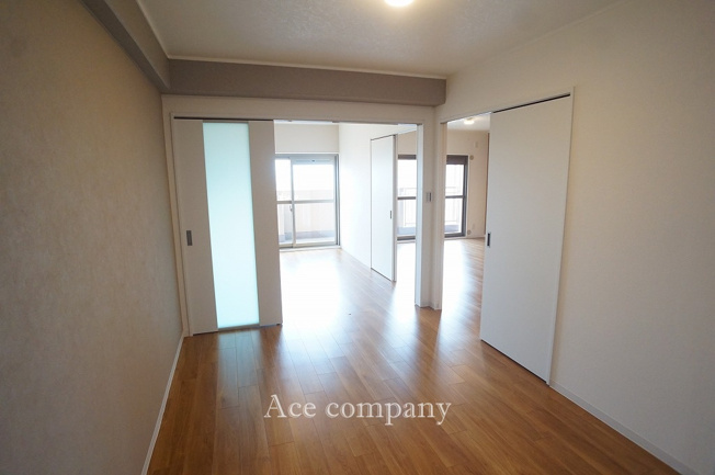 【寝室】 | シャトー第2八戸ノ里 | 【中央：洋室6帖】2ドア1ルーム仕様です♪