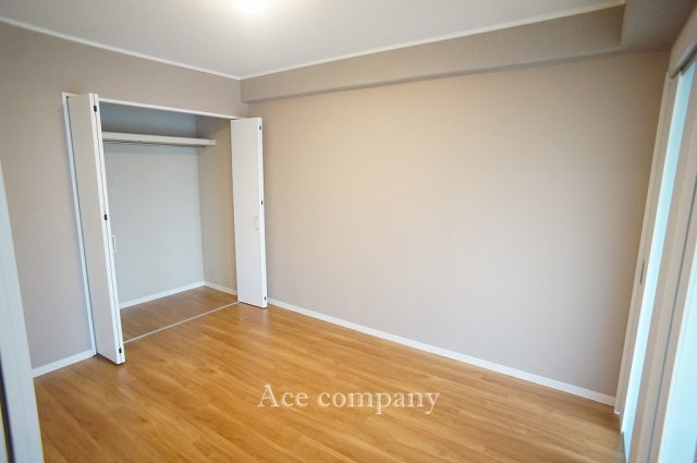 【寝室】 | シャトー第2八戸ノ里 | 【中央：洋室6帖】クローゼット完備です♪