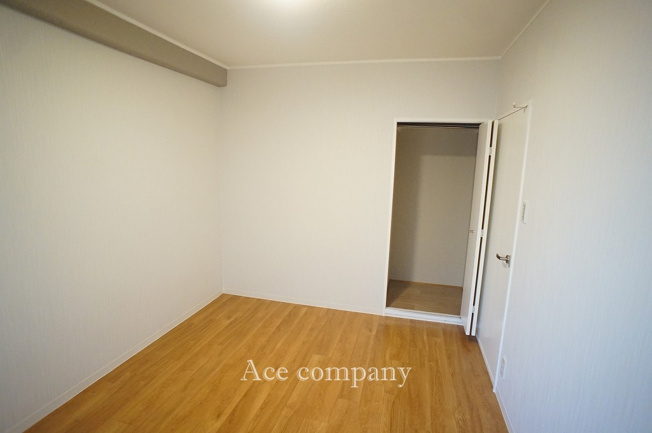 【子供部屋】 | シャトー第2八戸ノ里 | 【西側：洋室6帖】クローゼット完備です♪