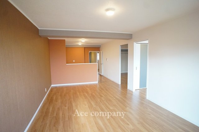 【居間・リビング】 | シャトー第2八戸ノ里 | 【LDK：ゆったり18帖♪】全クロス貼替え、床フロアタイル・CF張替え、建具一部新調、ダウンライト新設、ハウスクリーニング済みです☆