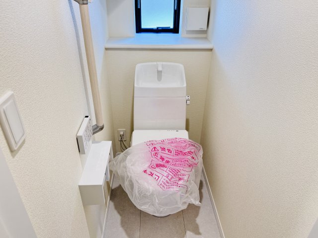 松戸市常盤平双葉町新築戸建【常盤平第三小学校：9分】のトイレ|温水洗浄暖房便座つきトイレ