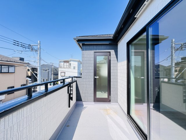 松戸市常盤平双葉町新築戸建【常盤平第三小学校：9分】のバルコニー|寝室前南西向きルーフバルコニー・日当たり良好♪
