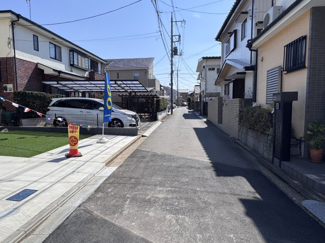 松戸市常盤平双葉町新築戸建【常盤平第三小学校：9分】の前面道路含む現地写真|南西側前面道路