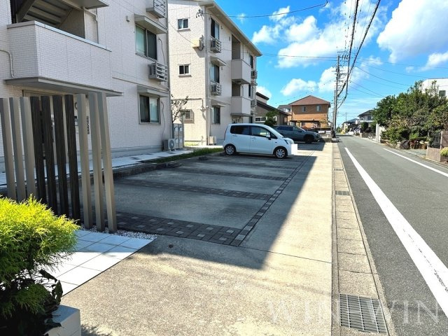 レジデンス芦原 B棟の駐車場