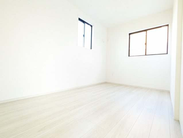 水戸市東台1期の洋室|リビング隣の洋室は、来客用やお子様との遊ぶスペースにぴったりです（同施工物件）