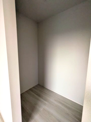 水戸市東台1期の収納|ウォークインクローゼットには衣類だけでなく、趣味のグッズもたっぷり収納できます（同施工物件）