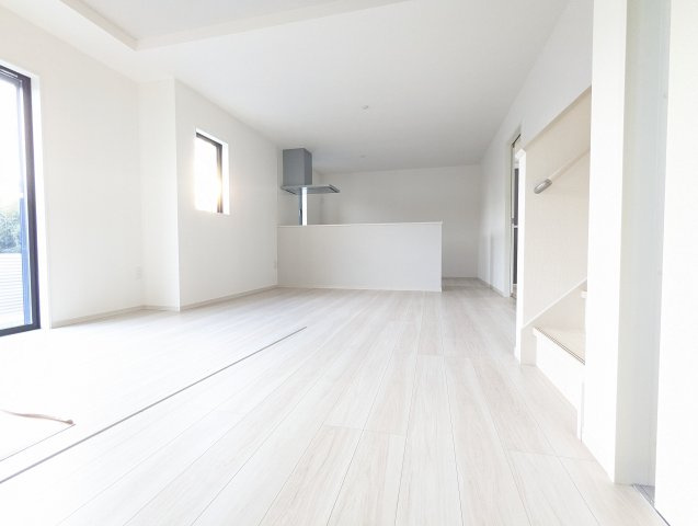 水戸市東台1期の居間・リビング|リビングの写真です。大きな窓があり陽射しが差し込みます。お子様の目を離すことなく片付け・お料理ができ安心です～♪（同施工物件）