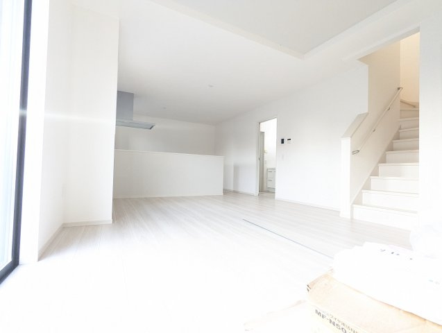 水戸市東台1期の居間・リビング|一日の長い時間を過ごすリビング♪自然と家族が集まれる空間！家族団らんの時間を優しく見守るリビング～（同施工物件）