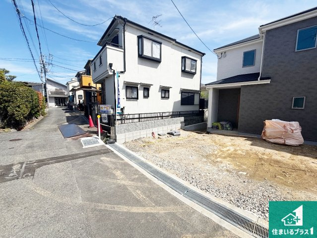 25(土)26(日)29(祝)現地説明会　枚方市甲斐田町　全3邸の前面道路含む現地写真|周辺は閑静な住宅街！前面道路広々で車の出し入れも便利です。駐車が苦手な方でも安心して車庫入れできます！