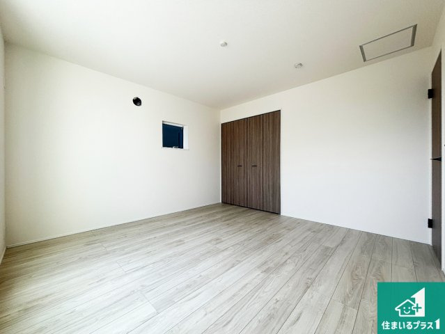 25(土)26(日)29(祝)現地説明会　枚方市甲斐田町　全3邸の洋室|シンプルな洋室は、自分好みのインテリアが楽しめます♪ご家族とインテリアや家具を選びに行くのは新築購入時の醍醐味の一つです。ぜひお楽しみください♪