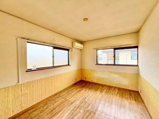 【洋室】 | 光明台２丁目　中古テラスハウス | ２面採光のお部屋もありますよ！明るい住まいに気持ちも明るくなりますね♪