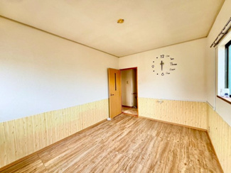 【洋室】 | 光明台２丁目　中古テラスハウス | 伏見谷緑地まで約441ｍ！気軽な近さでお散歩コースやジョギングコースにもいいですね♪気分もリフレッシュされますよ♪