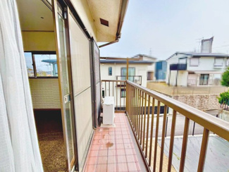 【バルコニー】 | 光明台２丁目　中古テラスハウス | 南東面バルコニーですので、日当り良好で洗濯物が良く乾きそうですね！