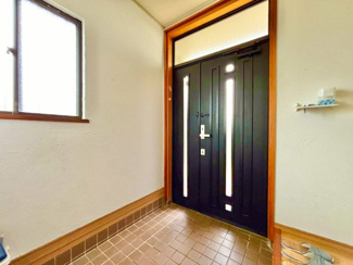 【玄関】 | 光明台２丁目　中古テラスハウス | ゆとりのある玄関ですので、シューズボックスも置けますよ！