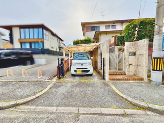 【駐車場】 | 光明台２丁目　中古テラスハウス | カーポート付の駐車場です！雨の日も愛車が濡れにくく嬉しいですね！