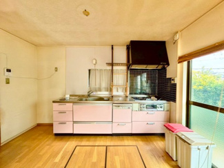 【キッチン】 | 光明台２丁目　中古テラスハウス | お料理に集中しやすい壁付けキッチンです！３口コンロでお料理の幅も広がりそうです！