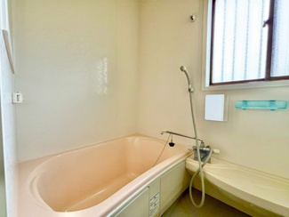 【浴室】 | 光明台２丁目　中古テラスハウス | 浴室に窓が付いているので、換気ができて湿気やカビ防止になりますよ！