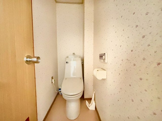 【トイレ】 | 光明台２丁目　中古テラスハウス | トイレ１階と２階の２ヶ所あります！忙しい朝や家族の多いご家庭も安心ですね！