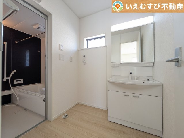 Cradle garden　本庄市下野堂第6の独立洗面台|3面ミラーの後ろは収納スペースを完備
生活感のあるものは隠して、スッキリシンプルな洗面台に！清潔感のある空間♪