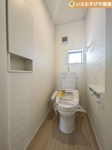 Cradle garden　本庄市下野堂第6のトイレ|シンプルで清潔感のあるトイレ
窓付きで明るく、お掃除しやすいシンプルな空間♪