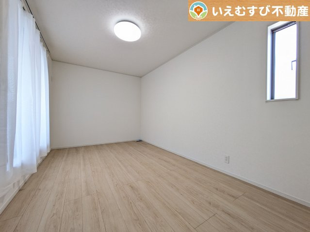 Cradle garden　本庄市下野堂第6の洋室|2面採光で明るい居室
たっぷりの採光で自然光の差し込む明るいお部屋！新生活を想像すると楽しみが増しますね♪