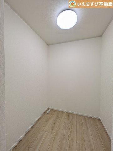 Cradle garden　本庄市下野堂第6の収納|たっぷりの収納力を備えたウォークインクローゼット
たくさん収納できるので季節物やかさばるバッグなども片付きます♪