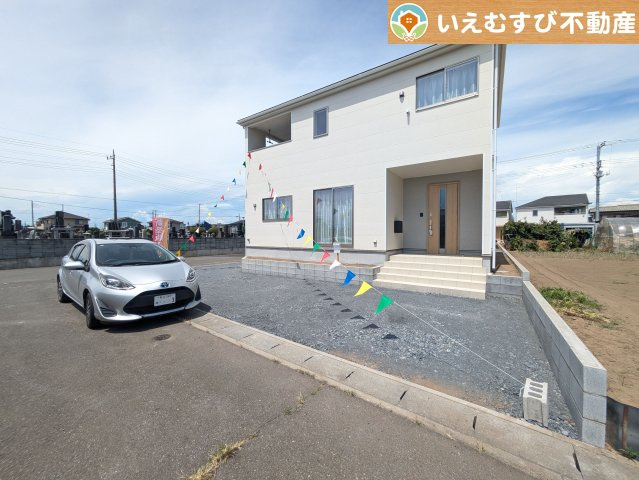 Cradle garden　本庄市下野堂第6の駐車場|2台駐車可能なスペース完備
広々とした砂利敷きスペース。駐車するだけでなくBBQやプールも楽しめそう♪