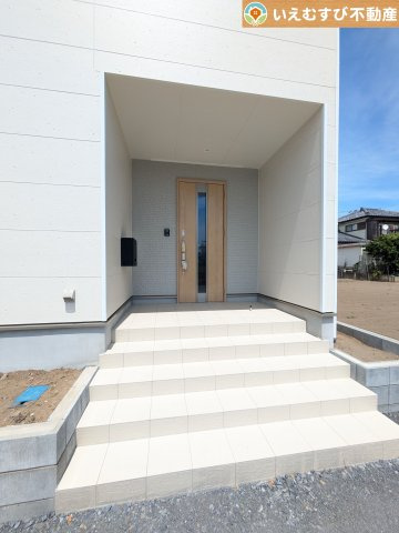 Cradle garden　本庄市下野堂第6のエントランス|落ち着いた色づかいのエントランス
ゆとりの広さのポーチ付きなので雨の日でも安心♪