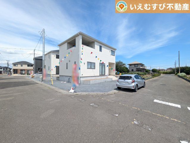 Cradle garden　本庄市下野堂第6の前面道路含む現地写真|南西角地で開放的
ゆとりの広さの前面道路でお車の出し入れ楽々♪南西角地で日当り良好！