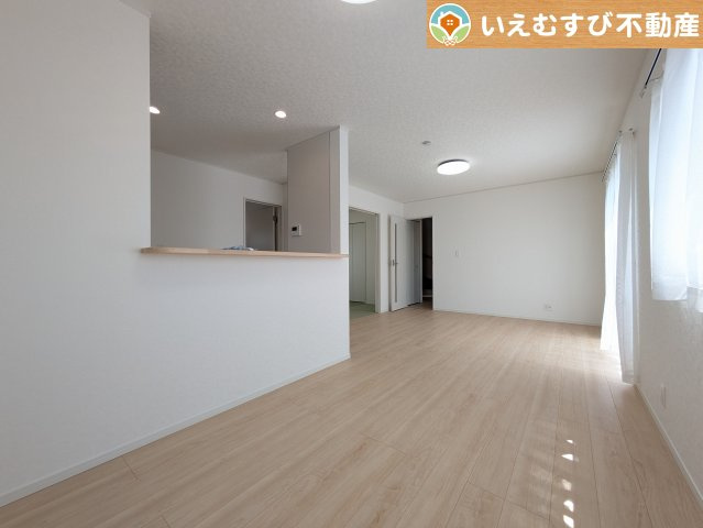 Cradle garden　本庄市下野堂第6の居間・リビング|ナチュラルな色合いで落ち着いた印象のリビングダイニング
ぬくもりのあるナチュラルな空間。グリーンを飾っても相性が良さそうですね♪