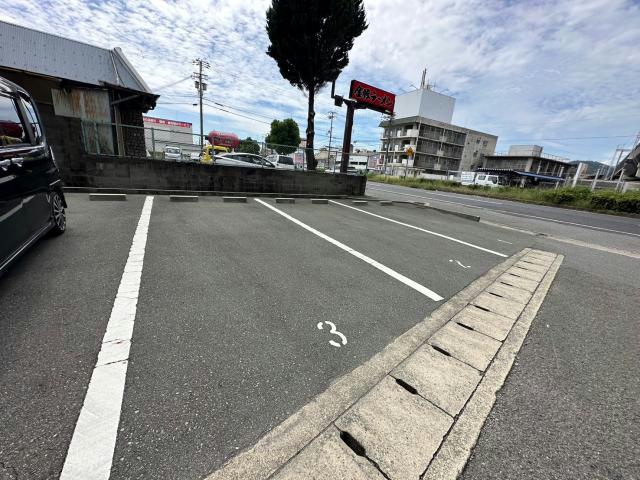 竹内マンション西棟の駐車場