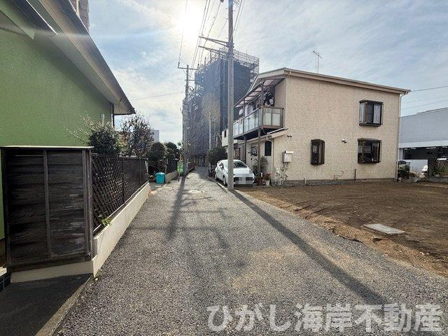 平塚市榎木町　売地    全２区画の前面道路含む現地写真|現地外観