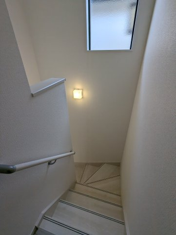 水戸市東台1期の内装|窓付きの階段は明るく、手すり付きで小さなお子様でも安心です