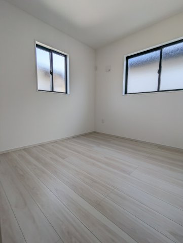 水戸市東台1期の洋室|フローリングの部屋は家具やインテリアともマッチしてお洒落感が出やすく身の周りの整理がしやすく魅力的です～♪