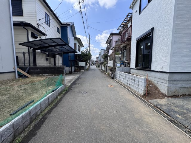 柏市新逆井１丁目新築戸建【土南部小学校：7分】の前面道路含む現地写真|南側前面道路