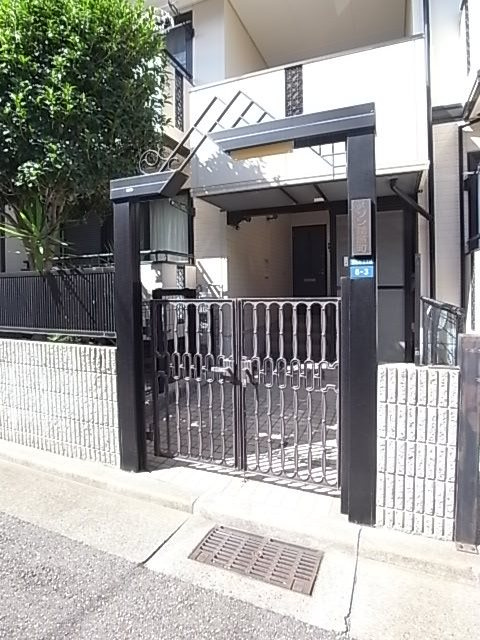 メゾン琵琶町のエントランス