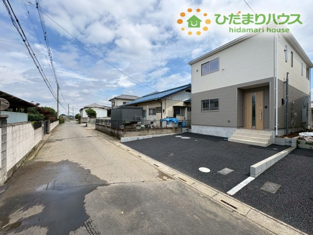 本庄市児玉町金屋　第7　新築一戸建て　クレイドルガーデン　02の前面道路含む現地写真|物件周辺は交通量が少なく落ち着いた環境のため安心安全な前面道路★道幅がすっきりとしており見通しも良いため、小さなお子様と手を繋いで歩く際や自転車の練習をする際も落ち着いて安全に通りやすいです！