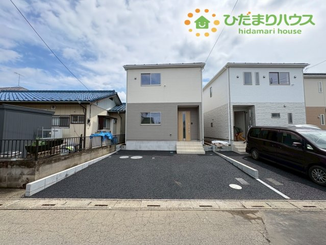 本庄市児玉町金屋　第7　新築一戸建て　クレイドルガーデン　02の駐車場|お車の駐車や出し入れがスムーズに行える広々とした前面のカースペースです。平坦に舗装されているため、週末のまとめ買いで重いお荷物をトランクから運び出す際やベビーカーを乗せる際も足元が安定して快適です！