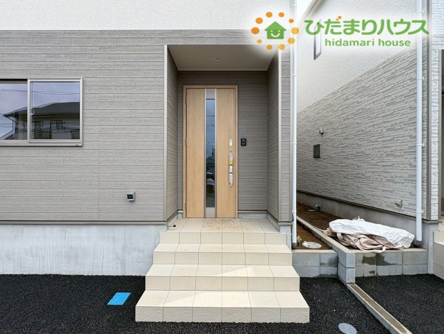 本庄市児玉町金屋　第7　新築一戸建て　クレイドルガーデン　02のエントランス|豊かな陽射しが室内の奥までしっかりと届く、日当たり良好な南向きの住宅！冬場でもお部屋の中が自然な暖かさに包まれるため、暖房の使用を抑えることができて毎月の光熱費を上手に抑えられる点も魅力的です！