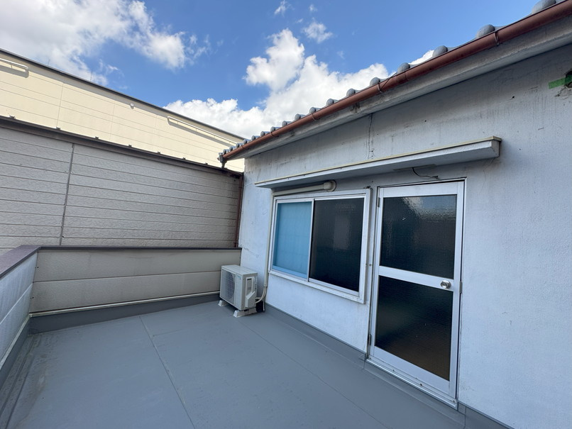 三条会商店街店舗のバルコニー