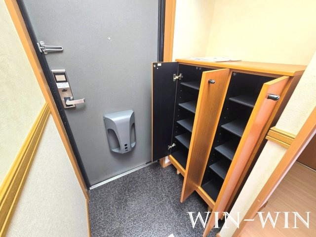 ホワイトハウス草間の玄関