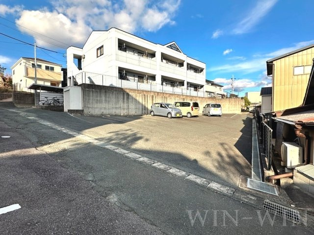 ホワイトハウス草間の駐車場